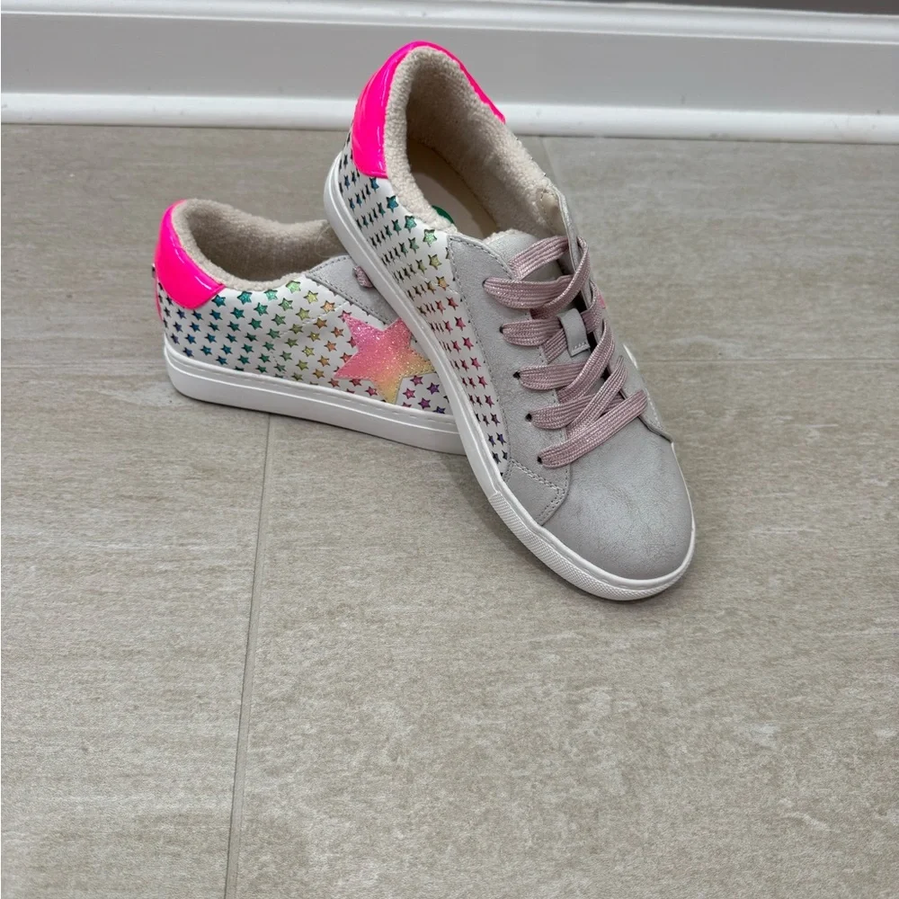 ⭐️🆕Steve Madden Girls Colorful and Fun Rezume Sneakers, 4⭐️